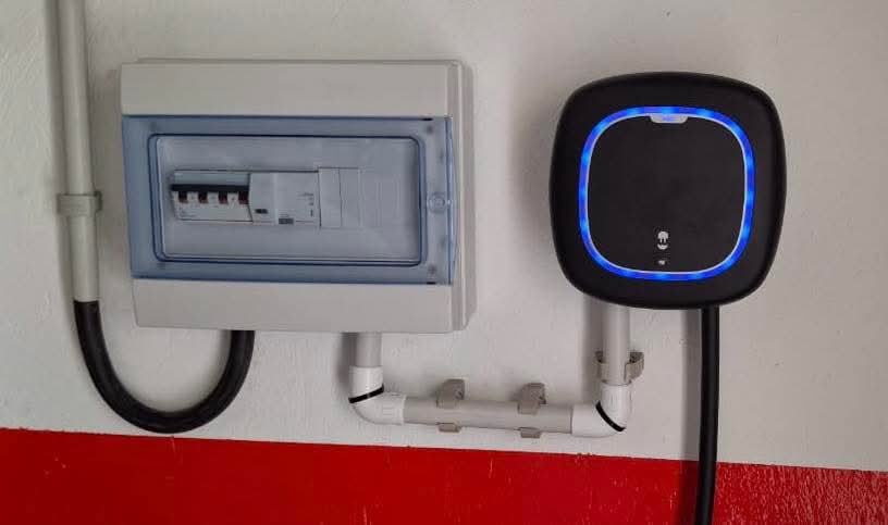 Vue installation borne de recharge Wallbox copropriété parking Pulsar Max – Haute-Savoie