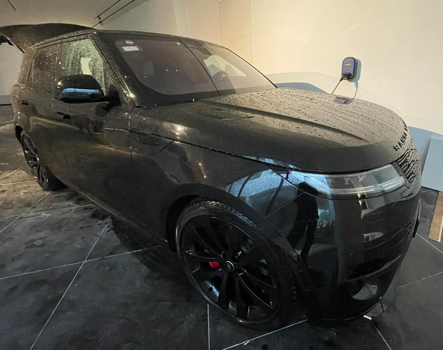 Installation borne de recharge Wallbox maison individuelle – Range Rover – Haute-Savoie