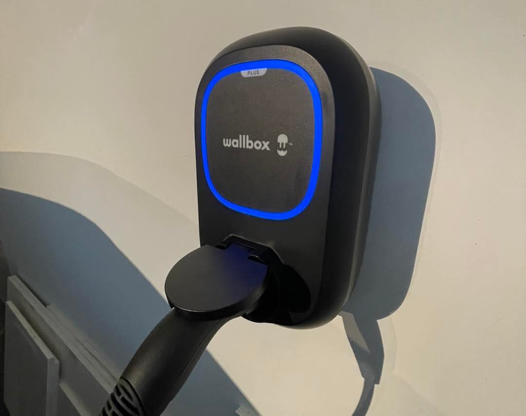 Vue installation borne de recharge Wallbox Pulsar Plus maison individuelle – Haute-Savoie 74